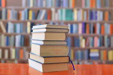 Tahta masadaki kitap yığını.