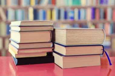 Tahta masadaki kitap yığını.