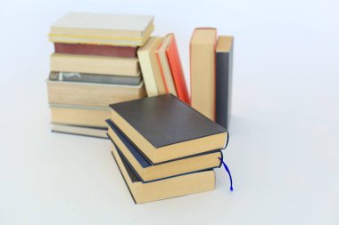 Beyaz arkaplan üzerine kitap yığını