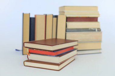 Beyaz arkaplan üzerine kitap yığını