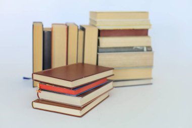 Beyaz arkaplan üzerine kitap yığını