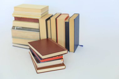 Beyaz arkaplan üzerine kitap yığını