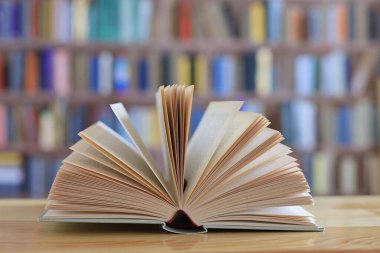 Ahşap zemin üzerine kitap yığını