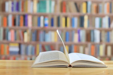 Açılmış kitaplar, ahşap masadaki kitaplar..