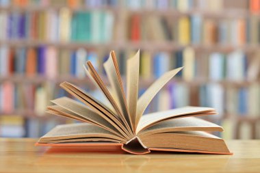 Kitaplar masanın üzerinde, kütüphane arka planı