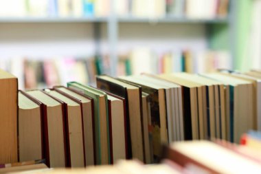 Kütüphanede kitap yığını