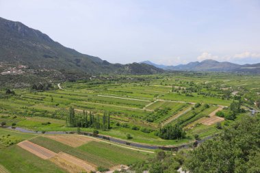 Dağların vadisine bak.