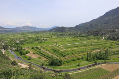 Dağlarda gölü olan güzel bir manzara.