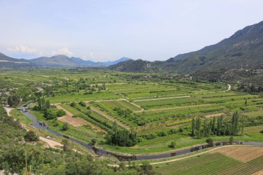 Dağlarda vadinin görünümü