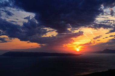Denizin üzerinde gün batımı