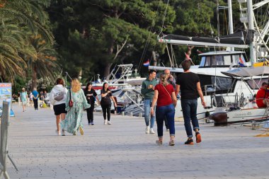 Makarska, Hırvat, 17.05.2024 plajda oturan genç bir çift.