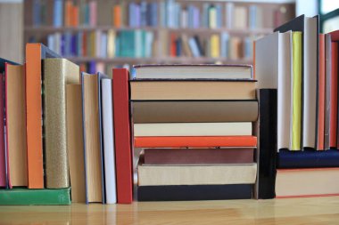 Kitap, kütüphanede bir yığın kitap, ai