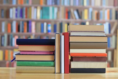 Kitap, kütüphanede bir yığın kitap, ai