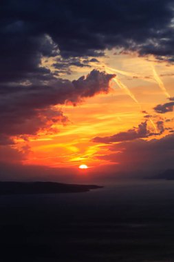 Dağlarda renkli günbatımı