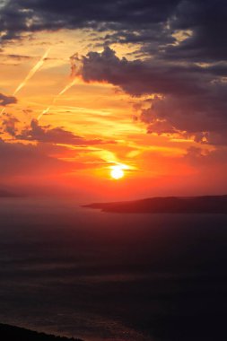 Deniz üzerinde gün batımı, renkli arka plan