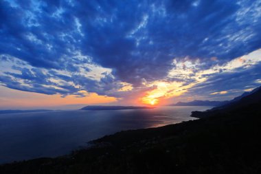 Denizin üzerinde güzel bir gün batımı