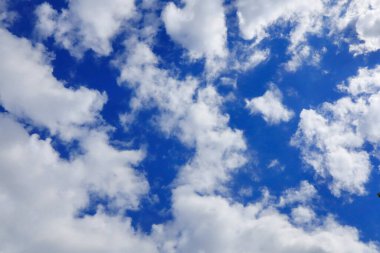 Mavi gökyüzünde beyaz bulutlar. Beyaz bulutların arkaplanı, ai