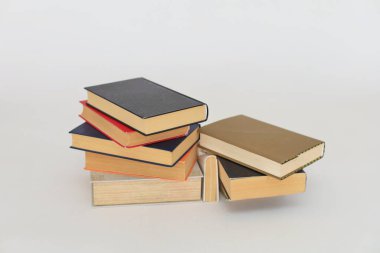 Beyaz arkaplan üzerine kitap yığını