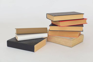 Beyaz arkaplan üzerine kitap yığını