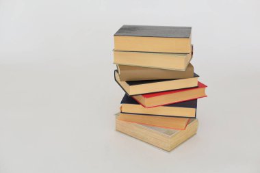Beyaz arkaplan üzerine kitap yığını