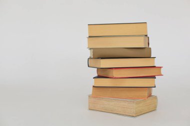 Beyaz arkaplanda izole kitap yığını