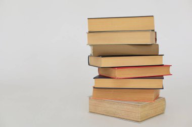 Beyaz arkaplan üzerine kitap yığını