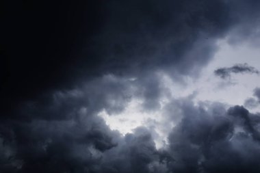 Yağmur ile karanlık fırtına bulutları