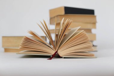 Beyaz arkaplan üzerine kitap yığını