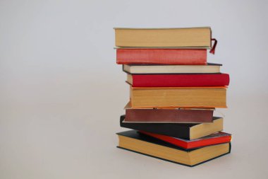 Beyaz tahtanın önüne kitap yığını