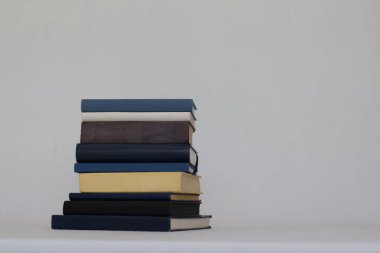 Beyaz arkaplan üzerine kitap yığını