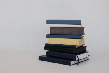 Beyaz arkaplan üzerine kitap yığını