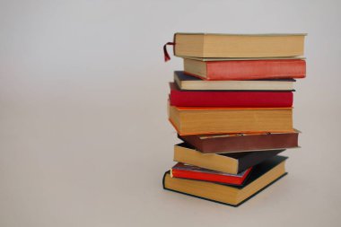 Masada bir yığın farklı kitap var.