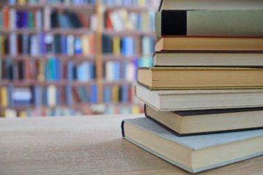 Arka plandaki masanın üzerine kitap yığını. Boşluğu kopyala