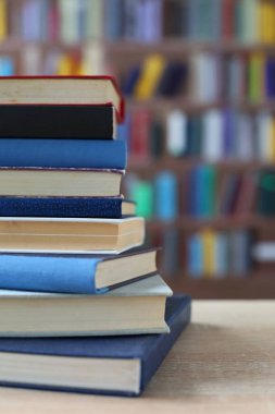 Kütüphanedeki masada yığınla kitap var. Metin için boşluk