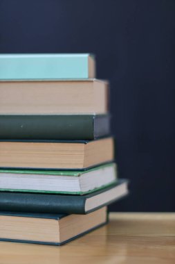 Masadaki kitap yığını, yakın plan. Metin için boşluk