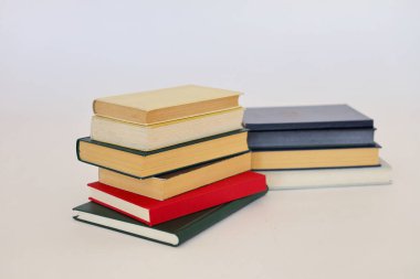 Beyaz arkaplanda izole kitap yığını