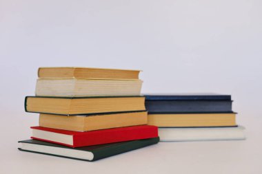 Beyaz arkaplan üzerine kitap yığını