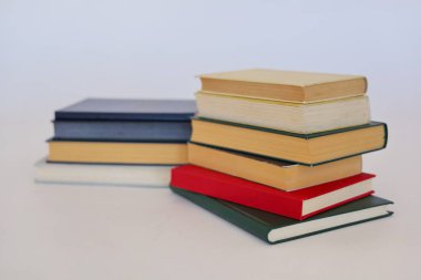 Beyaz arkaplan üzerine kitap yığını