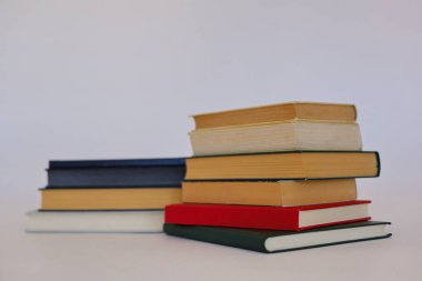 Beyaz arkaplanda izole kitap yığını