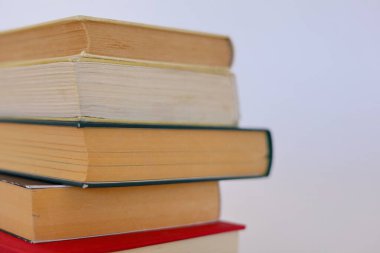 Masada yığınla kitap var.