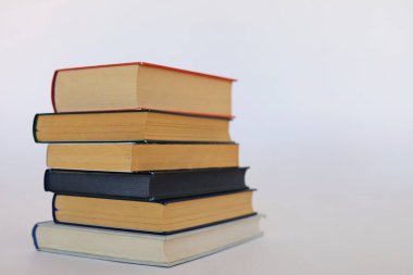 Beyaz zemin üzerine bir yığın kitap, beyaz zemin üzerine ünlü yazarların güzel kitapları, öğrenme, bilgi, okuma, öğrenim, İngilizce, İspanyolca, Çince