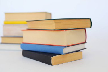 Beyaz zemin üzerine bir yığın kitap, beyaz zemin üzerine ünlü yazarların güzel kitapları, öğrenme, bilgi, okuma, öğrenim, İngilizce, İspanyolca, Çince