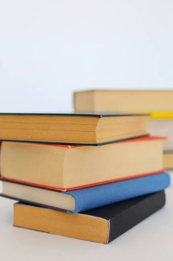 Beyaz zemin üzerine bir yığın kitap, beyaz zemin üzerine ünlü yazarların güzel kitapları, öğrenme, bilgi, okuma, öğrenim, İngilizce, İspanyolca, Çince