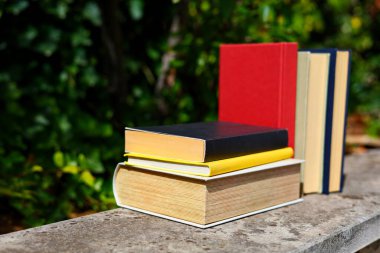 Açık masa üzerinde kitap yığını, metin için boşluk