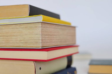 Kütüphanede beyaz tabloda kitap yığını