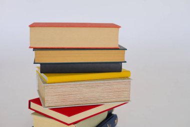Beyaz arkaplan üzerine kitap yığını