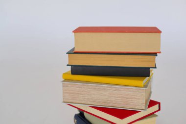Beyaz arkaplan üzerine kitap yığını