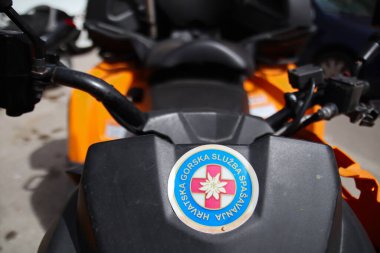 Bölünme, Hırvatistan, 20.06.2024. Hırvat dağ kurtarma servisi, yaralılara yardım, dağlarda kayboldu, traktör sokağa park edildi