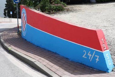 Vrgorac, Hırvatistan, 22 Haziran 2024. Hajduk Split futbol kulübü duvar resmi, Hajduk Split arması, birinci lig, Hırvat futbolu, Hırvat milli takımı, zar, taraftarlar, Torcida, eski Zagreb kasabasının duvarında bayrak