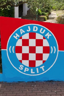 Vrgorac, Hırvatistan, 22 Haziran 2024. Hajduk Split futbol kulübü duvar resmi, Hajduk Split arması, birinci lig, Hırvat futbolu, Hırvat milli takımı, zar, taraftarlar, Torcida, eski Zagreb kasabasının duvarında bayrak